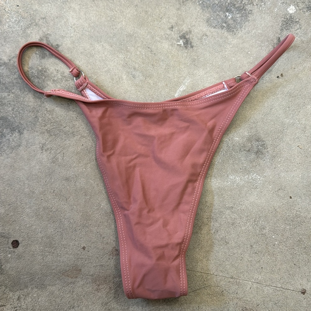 Bikini - Picture 9 of 10